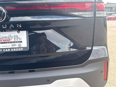 New 2026 Volkswagen Tiguan SE FWD image 9