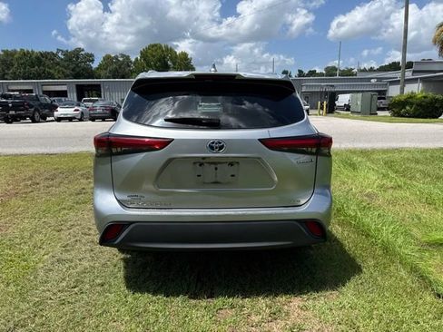 Used 2021 Toyota Highlander XLE AWD/4WD image 13