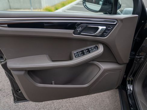 Certified 2026 Porsche Macan AWD/4WD image 10