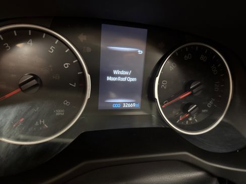 Used 2022 Toyota RAV4 XLE w/ Convenience Package image 5