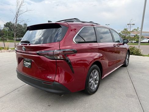 Used 2025 Toyota Sienna XLE AWD/4WD image 8
