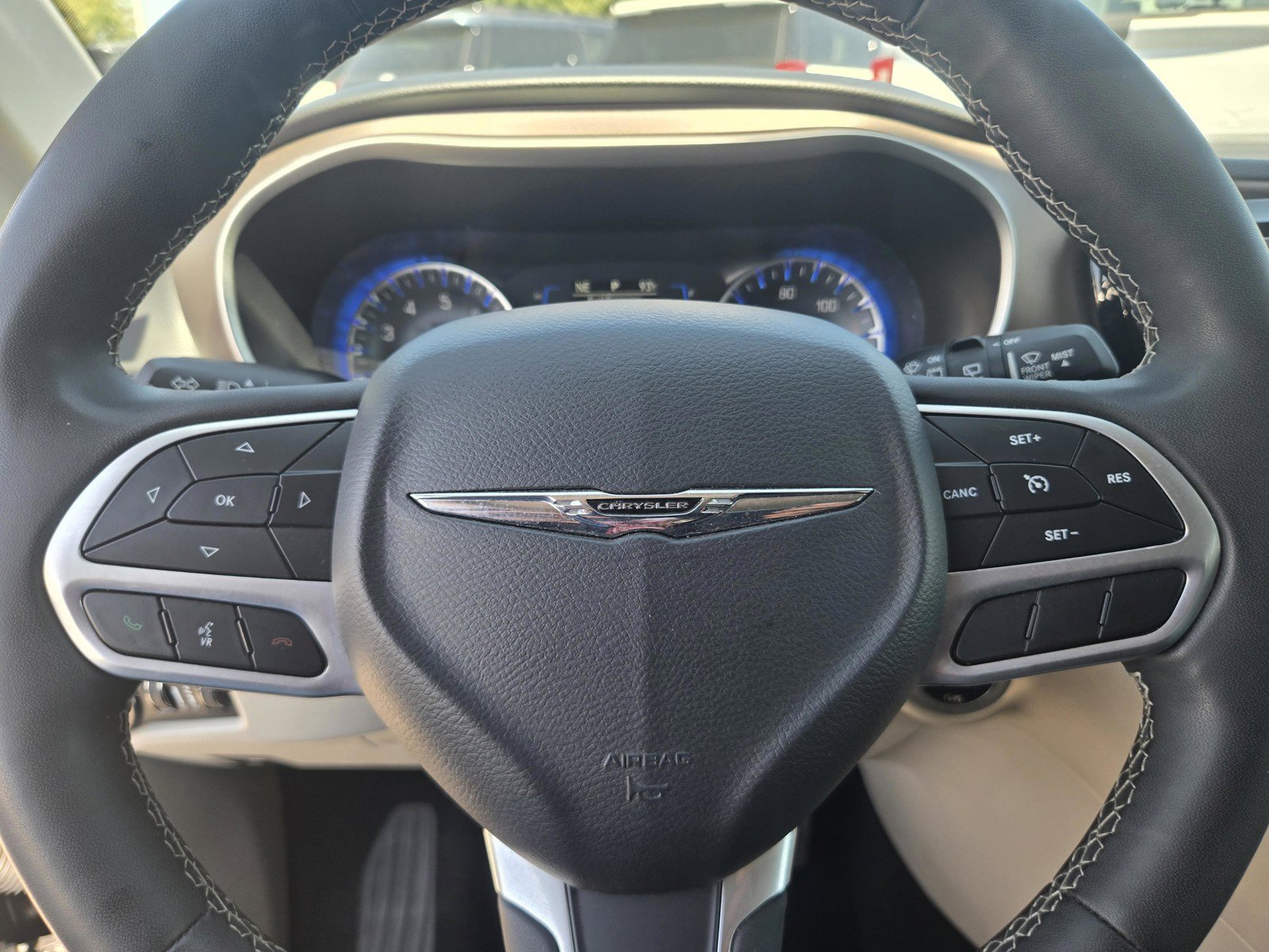 Used 2023 Chrysler Voyager LX FWD image 29