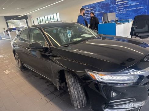 Used 2018 Honda Accord Touring image 3