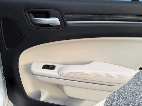 Used 2015 Chrysler 300 Limited w/ Driver Convenience Group image 33