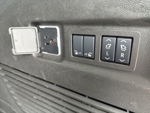 Used 2025 GMC Yukon XL Denali AWD/4WD image 43
