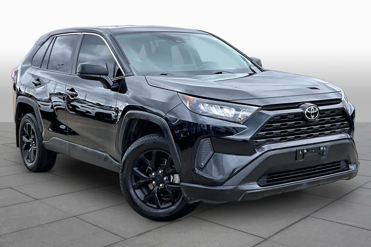 Used 2022 Toyota RAV4 LE FWD image 2