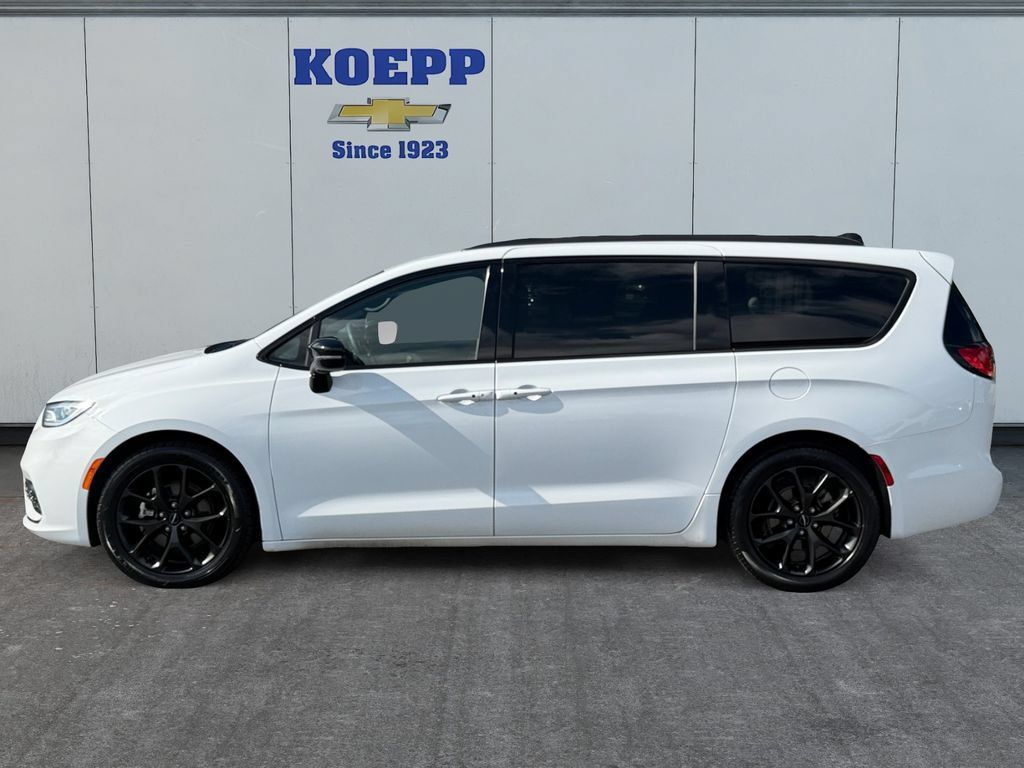 Used 2025 Chrysler Pacifica Limited FWD image 2