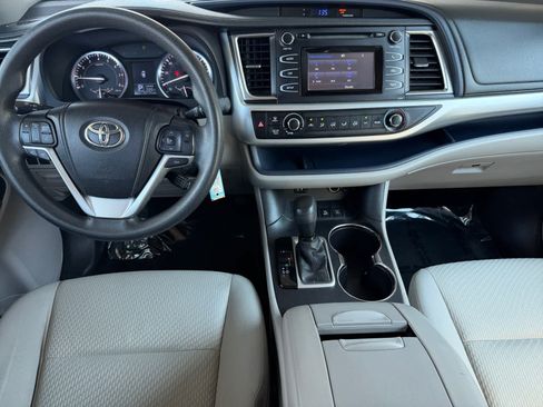 Used 2014 Toyota Highlander LE AWD/4WD image 6