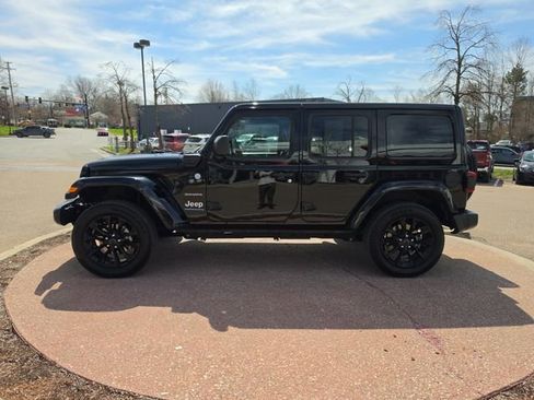 Used 2024 Jeep Wrangler Unlimited Sahara image 2