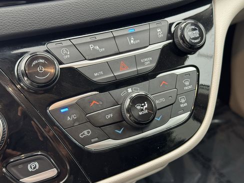 Used 2024 Chrysler Pacifica Touring-L FWD image 20
