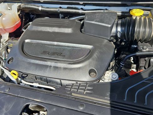 Used 2023 Chrysler Pacifica Touring-L image 10