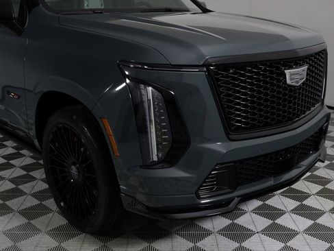 Used 2025 Cadillac Escalade V w/ LPO, ONYX Package image 47