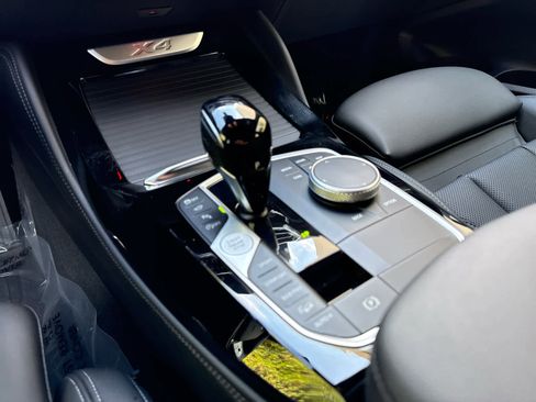Certified 2025 BMW X4 xDrive30i image 9