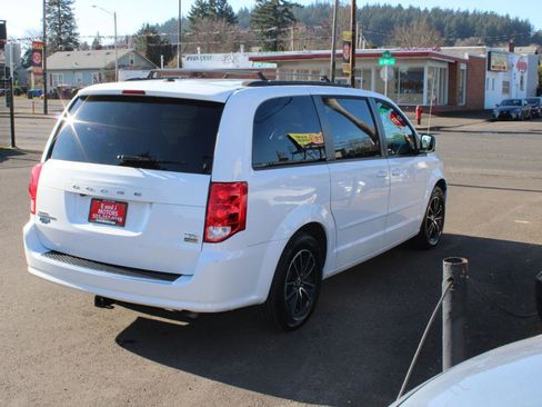 Used 2016 Dodge Grand Caravan R/T image 4