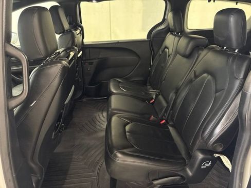 Used 2020 Chrysler Pacifica Touring-L FWD image 31