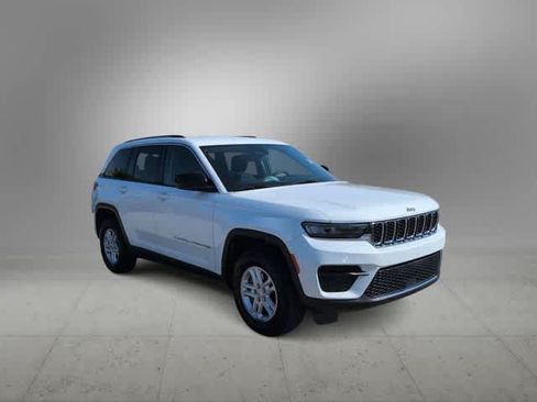 Used 2023 Jeep Grand Cherokee Laredo AWD/4WD image 2