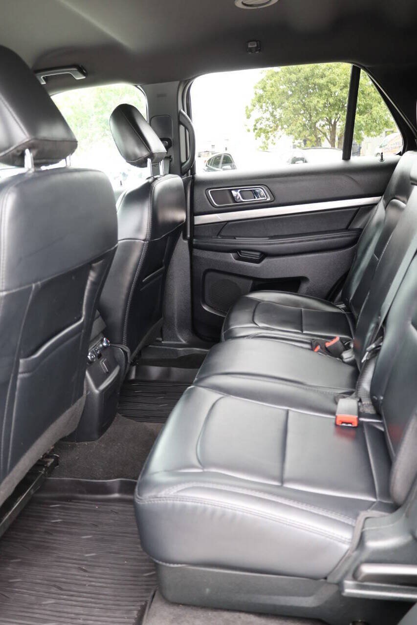 Used 2019 Ford Explorer XLT w/ Equipment Group 202A AWD/4WD image 18