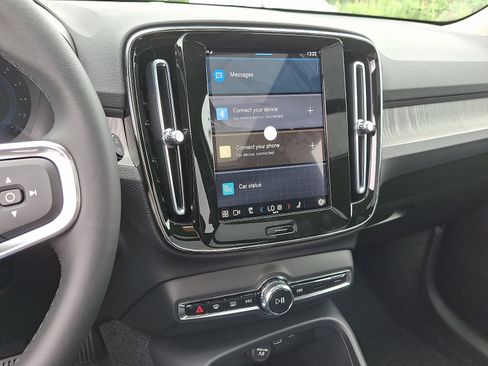 New 2025 Volvo XC40 B5 Plus w/ Protection Package Premier image 11