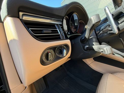 Certified 2025 Porsche Macan image 23