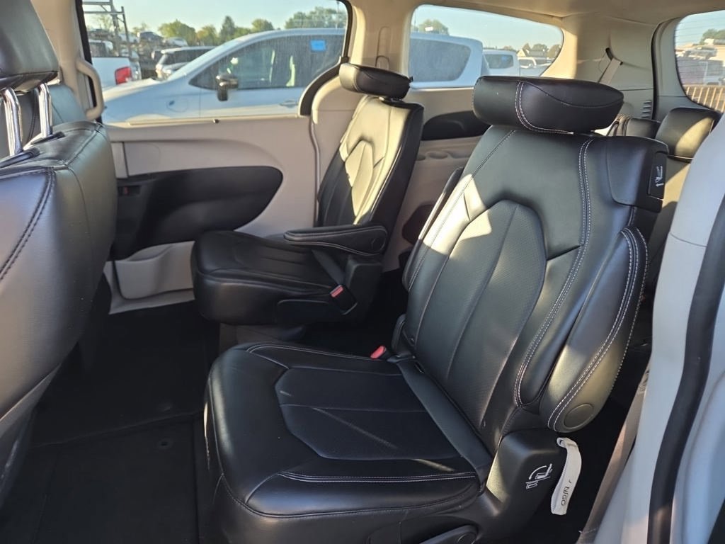 Used 2024 Chrysler Pacifica Touring-L FWD image 3