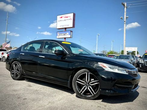 Used 2017 Honda Accord Touring image 2