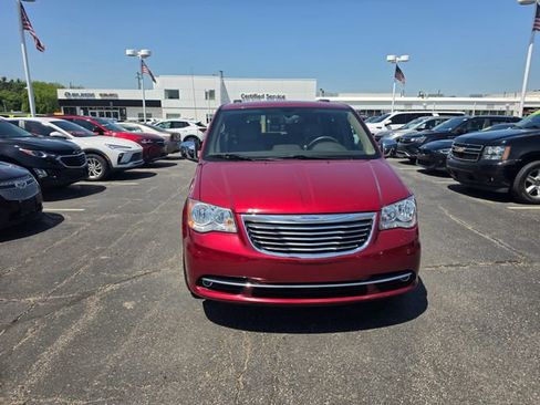 Used 2012 Chrysler Town & Country Touring-L w/ Entertainment Group #2 FWD image 9