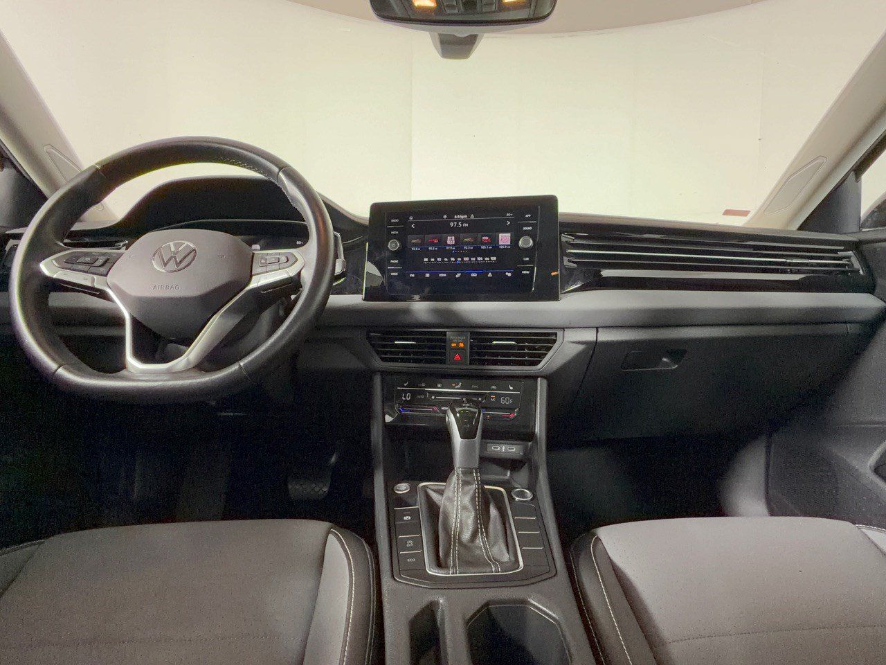 Used 2025 Volkswagen Jetta SE FWD image 17