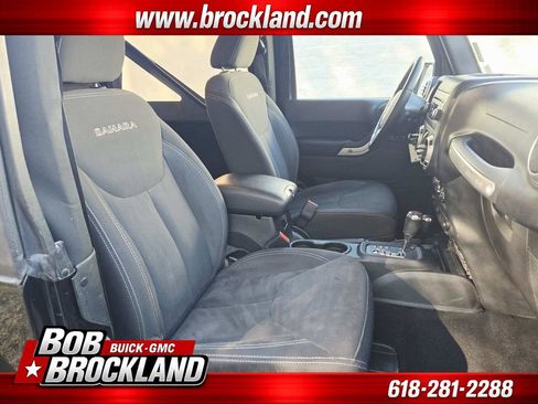Used 2017 Jeep Wrangler Sahara w/ Connectivity Group AWD/4WD image 18