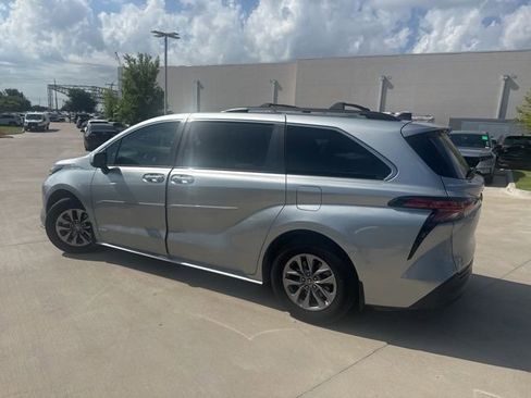Used 2021 Toyota Sienna XLE FWD image 5