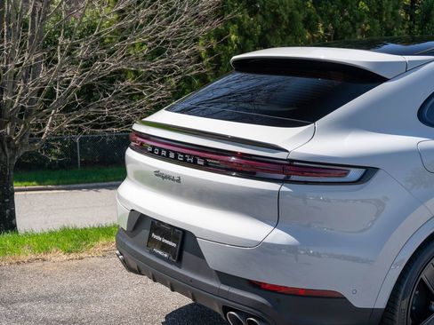 Certified 2025 Porsche Cayenne S w/ Premium Package Plus AWD/4WD image 12