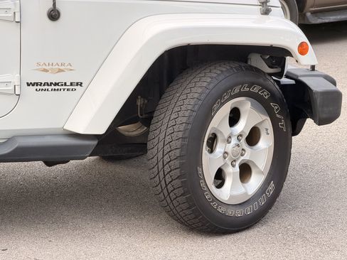 Used 2015 Jeep Wrangler Unlimited Sahara w/ Dual Top Group AWD/4WD image 5