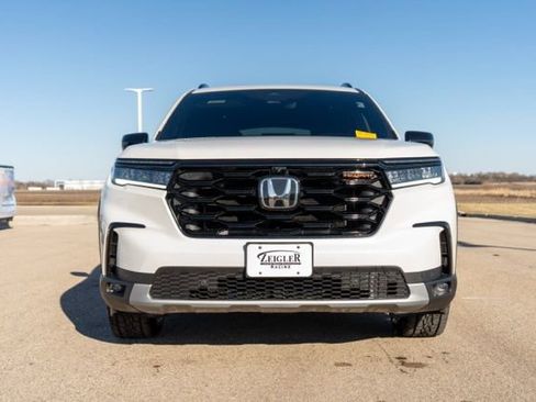 Used 2024 Honda Pilot TrailSport image 2
