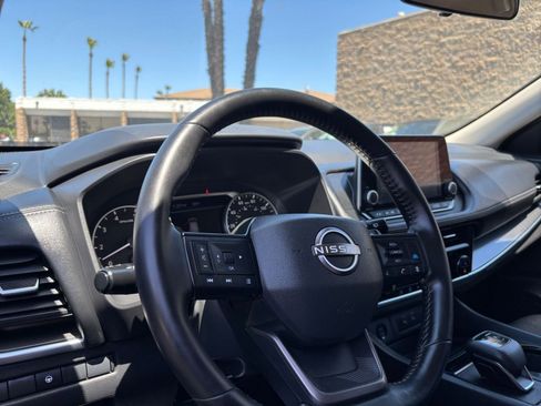 Used 2025 Nissan Rogue SV FWD image 36