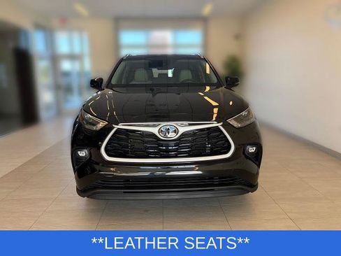 Used 2022 Toyota Highlander XLE AWD/4WD image 7