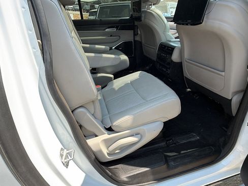 Used 2024 Jeep Wagoneer L Series III w/ Premium Group I image 25