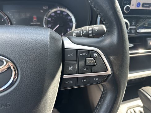 Used 2023 Toyota Highlander LE AWD/4WD image 24