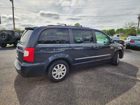 Used 2013 Chrysler Town & Country Touring FWD image 3