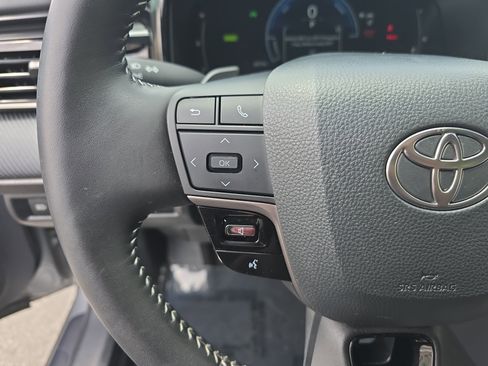 Used 2025 Toyota Camry SE w/ Convenience Package FWD image 18