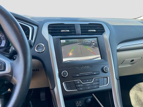 Used 2019 Ford Fusion SE FWD image 13