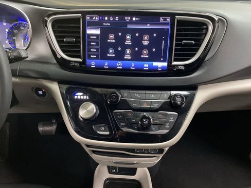 Used 2023 Chrysler Pacifica Touring-L FWD image 24