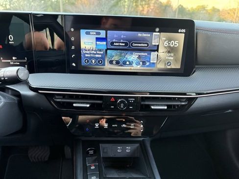 Used 2025 Nissan Kicks SR image 18