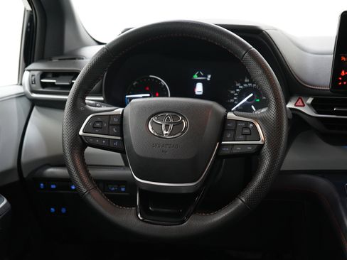 Used 2023 Toyota Sienna XSE AWD/4WD image 18