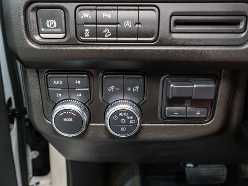 Used 2024 GMC Yukon XL AT4 image 32