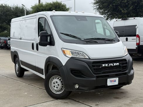 Used 2025 RAM ProMaster 2500 w/ Convenience Group FWD image 2