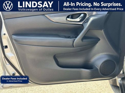 Used 2017 Nissan Rogue SV AWD/4WD image 9