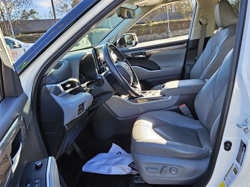 Used 2021 Toyota Highlander Limited image 4