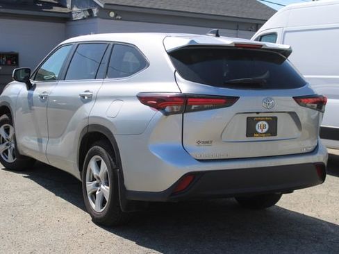 Used 2024 Toyota Highlander LE AWD/4WD image 3