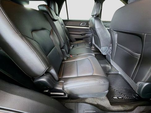 Used 2018 Ford Explorer XLT w/ Equipment Group 202A AWD/4WD image 27