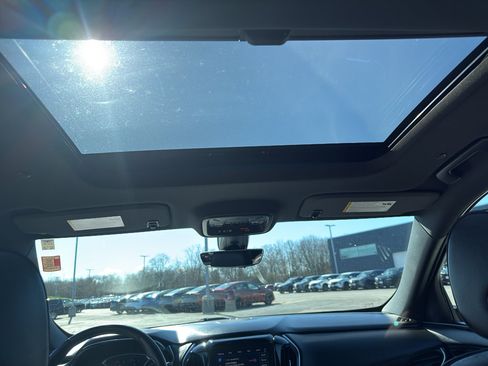 Used 2023 Chevrolet Traverse RS image 30