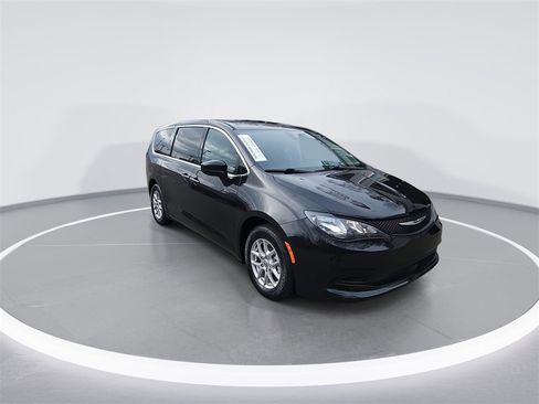Used 2022 Chrysler Voyager LX image 2